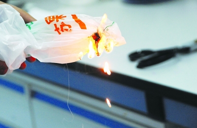 燃燒的聚氯乙烯塑料袋產(chǎn)生大量的有害氣體 /cxyq/20190923100552-FmVNJlTTG2pEJhHLaorZkaTE-vai.jpg