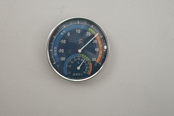 直讀光譜儀安裝實(shí)驗(yàn)室溫濕度計(jì) /cxyq/20200214090852-FmNpYq6aLvTZ6BKAm0FKBjh4e27y.png