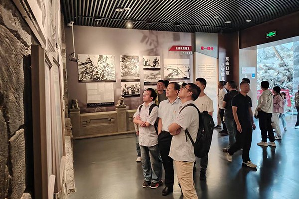 黨員同志們駐足認(rèn)真學(xué)習(xí) /cxyq/20240924101101-Fo6rK2l_shZ1lFUgjDV406Eo_ab2.jpg